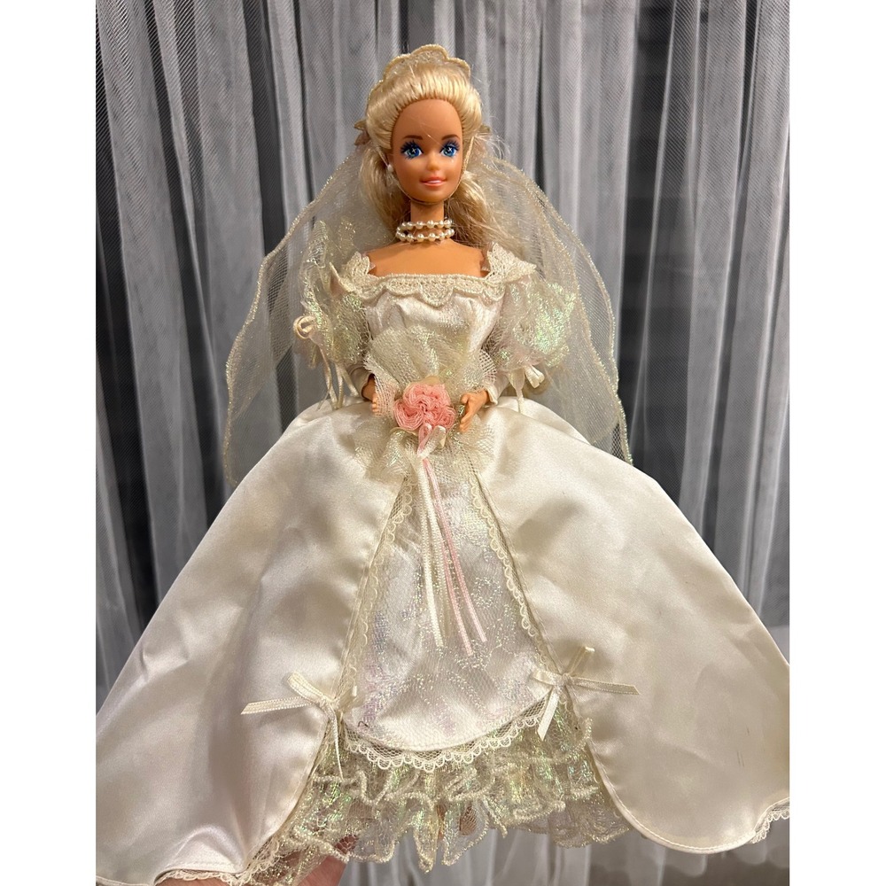 Vintage 1990s Barbie Bride Doll White wedding Dress Veil Garter Bouquet GM6